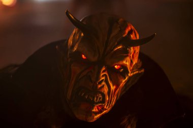 Noel şeytanları. Krampus alevler içinde. Friuli dağlarının doğum geleneği - 18 Kasım 2023