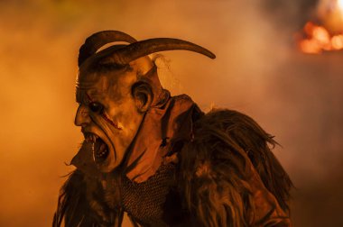 Noel şeytanları. Krampus alevler içinde. Friuli dağlarının doğum geleneği - 18 Kasım 2023