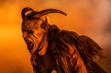 Noel şeytanları. Krampus alevler içinde. Friuli dağlarının doğum geleneği - 18 Kasım 2023