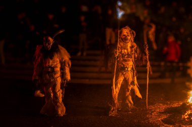 Noel şeytanları. Krampus alevler içinde. Friuli dağlarının doğum geleneği - 18 Kasım 2023