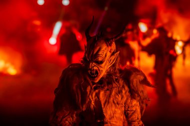 Noel şeytanları. Krampus alevler içinde. Friuli dağlarının doğum geleneği - 18 Kasım 2023
