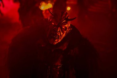 Noel şeytanları. Krampus alevler içinde. Friuli dağlarının doğum geleneği - 18 Kasım 2023