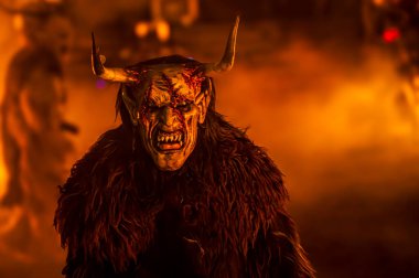 Noel şeytanları. Krampus alevler içinde. Friuli dağlarının doğum geleneği - 18 Kasım 2023