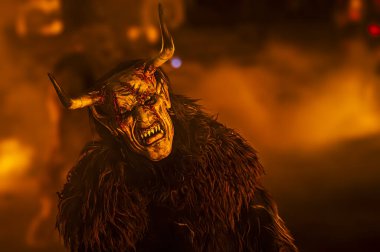 Noel şeytanları. Krampus alevler içinde. Friuli dağlarının doğum geleneği - 18 Kasım 2023