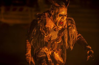 Noel şeytanları. Krampus alevler içinde. Friuli dağlarının doğum geleneği - 18 Kasım 2023