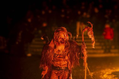 Noel şeytanları. Krampus alevler içinde. Friuli dağlarının doğum geleneği - 18 Kasım 2023