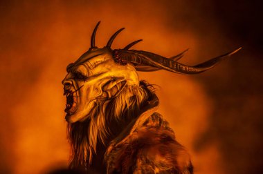 Noel şeytanları. Krampus alevler içinde. Friuli dağlarının doğum geleneği - 18 Kasım 2023