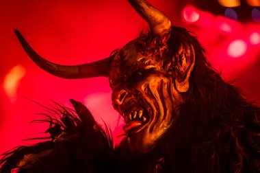 Noel şeytanları. Krampus alevler içinde. Friuli dağlarının doğum geleneği - 18 Kasım 2023