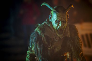 Noel şeytanları. Krampus alevler içinde. Friuli dağlarının doğum geleneği - 18 Kasım 2023