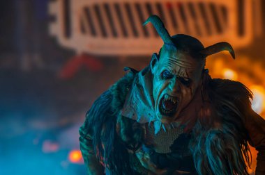 Noel şeytanları. Krampus alevler içinde. Friuli dağlarının doğum geleneği - 18 Kasım 2023