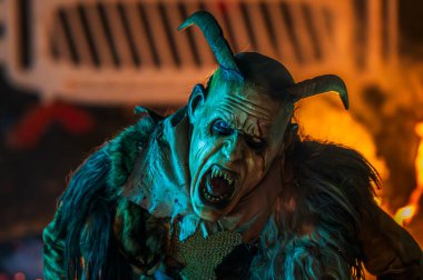 Noel şeytanları. Krampus alevler içinde. Friuli dağlarının doğum geleneği - 18 Kasım 2023