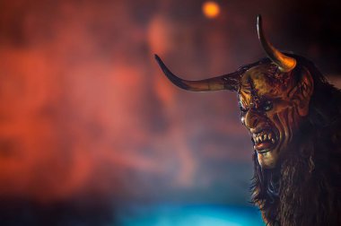 Noel şeytanları. Krampus alevler içinde. Friuli dağlarının doğum geleneği - 18 Kasım 2023