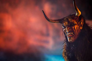 Noel şeytanları. Krampus alevler içinde. Friuli dağlarının doğum geleneği - 18 Kasım 2023