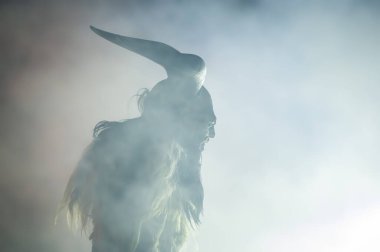 Noel şeytanları. Krampus alevler içinde. Friuli dağlarının doğum geleneği - 18 Kasım 2023