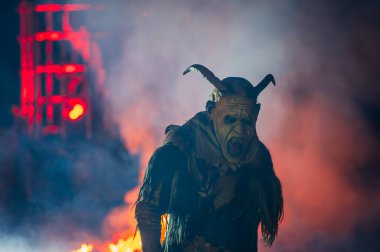 Noel şeytanları. Krampus alevler içinde. Friuli dağlarının doğum geleneği - 18 Kasım 2023