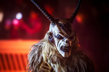 Noel şeytanları. Krampus alevler içinde. Friuli dağlarının doğum geleneği - 18 Kasım 2023