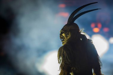 Noel şeytanları. Krampus alevler içinde. Friuli dağlarının doğum geleneği - 18 Kasım 2023