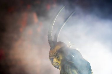 Noel şeytanları. Krampus alevler içinde. Friuli dağlarının doğum geleneği - 18 Kasım 2023