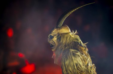 Noel şeytanları. Krampus alevler içinde. Friuli dağlarının doğum geleneği - 18 Kasım 2023
