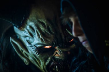 Noel şeytanları. Krampus alevler içinde. Friuli dağlarının doğum geleneği - 18 Kasım 2023