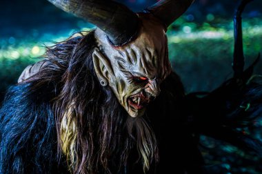Noel şeytanları. Krampus alevler içinde. Friuli dağlarının doğum geleneği - 18 Kasım 2023