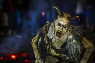 Noel şeytanları. Krampus alevler içinde. Friuli dağlarının doğum geleneği - 18 Kasım 2023