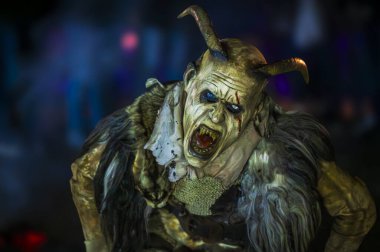 Noel şeytanları. Krampus alevler içinde. Friuli dağlarının doğum geleneği - 18 Kasım 2023