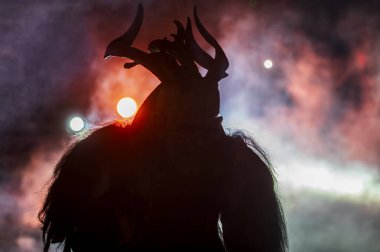 Noel şeytanları. Krampus alevler içinde. Friuli dağlarının doğum geleneği - 18 Kasım 2023