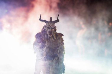Noel şeytanları. Krampus alevler içinde. Friuli dağlarının doğum geleneği - 18 Kasım 2023