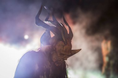 Noel şeytanları. Krampus alevler içinde. Friuli dağlarının doğum geleneği - 18 Kasım 2023