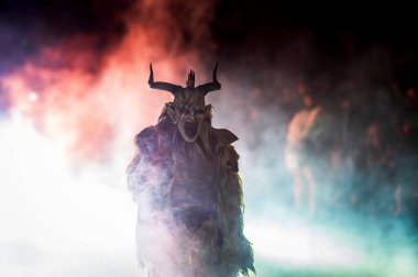 Noel şeytanları. Krampus alevler içinde. Friuli dağlarının doğum geleneği - 18 Kasım 2023