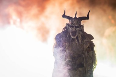 Noel şeytanları. Krampus alevler içinde. Friuli dağlarının doğum geleneği - 18 Kasım 2023