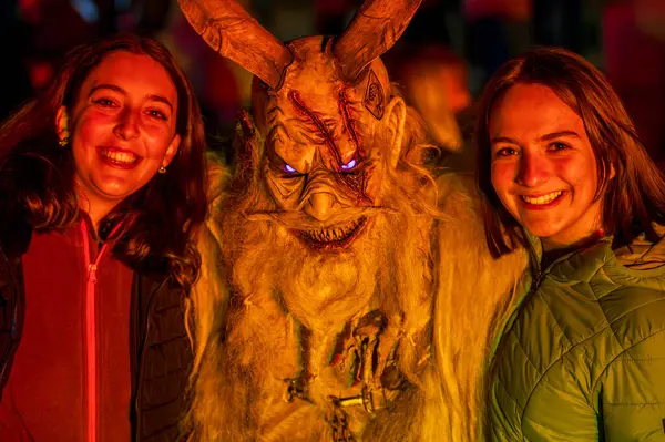 Noel şeytanları ve kadınlar. Krampus alevler içinde. Friuli dağlarının doğum geleneği - 18 Kasım 2023