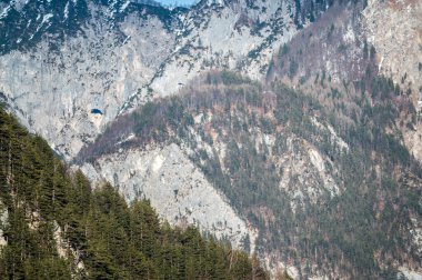 Gleris Vadisi. Kış, Alplerdeki vahşi bir vadide. Friulian Carnic Alpleri
