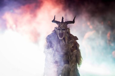 Noel şeytanları. Krampus alevler içinde. Friuli dağlarının doğum geleneği.