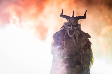 Noel şeytanları. Krampus alevler içinde. Friuli dağlarının doğum geleneği.