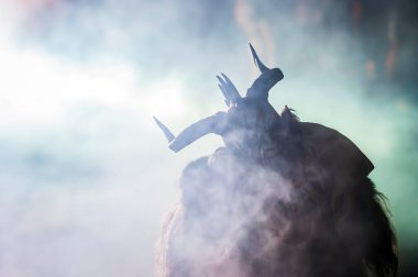 Noel şeytanları. Krampus alevler içinde. Friuli dağlarının doğum geleneği.