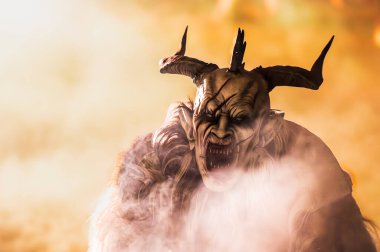 Noel şeytanları. Krampus alevler içinde. Friuli dağlarının doğum geleneği.
