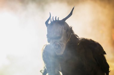 Noel şeytanları. Krampus alevler içinde. Friuli dağlarının doğum geleneği.