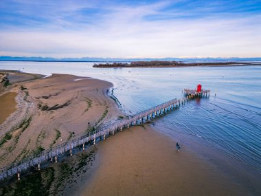 Lignano Sabbiadoro 'daki ilgi alanları yukarıdan görülüyor. Kızıl Fener ve deniz manzaralı teras..