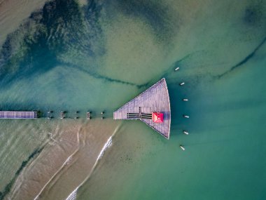 Lignano Sabbiadoro 'daki ilgi alanları yukarıdan görülüyor. Kızıl Fener ve deniz manzaralı teras..