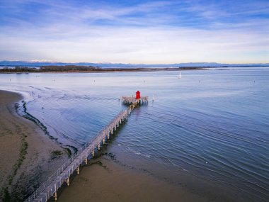 Lignano Sabbiadoro 'daki ilgi alanları yukarıdan görülüyor. Kızıl Fener ve deniz manzaralı teras..
