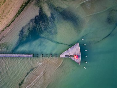 Lignano Sabbiadoro 'daki ilgi alanları yukarıdan görülüyor. Kızıl Fener ve deniz manzaralı teras..