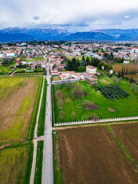 İtalya 'daki Laipacco köyünün hava manzarası