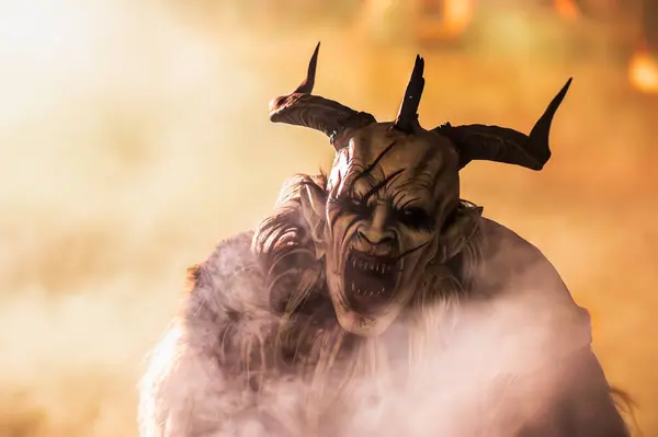 Noel şeytanları. Krampus alevler içinde. Friuli dağlarının doğum geleneği.