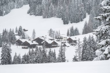 Kışın Sappada 'da evler kar yağışı sırasında, Veneto, İtalya 