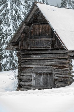Kışın Sappada 'da evler kar yağışı sırasında, Veneto, İtalya 