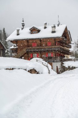 Kışın Sappada 'da evler kar yağışı sırasında, Veneto, İtalya 