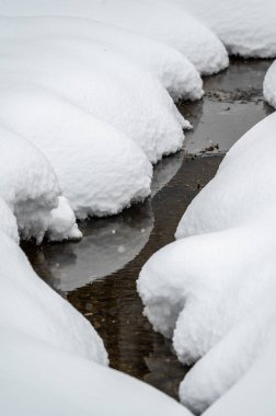 Sappada, Veneto, İtalya 'da kış karları sırasında nehir 