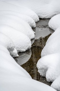 Sappada, Veneto, İtalya 'da kış karları sırasında nehir 